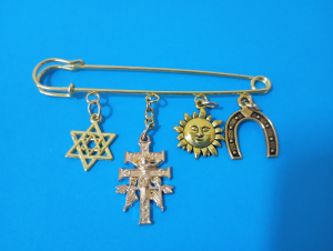 alfinete cruz caravaca sol